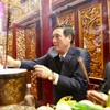 Bí thư Tỉnh ủy Bùi Minh Châu và Chủ tịch UBND tỉnh Bùi Văn Quang dâng hương tưởng nhớ các Vua Hùng. (Ảnh: Đại Lâm/TTXVN)