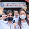 Thí sinh điểm thi Trường THPT Trần Phú-Hoàn Kiếm, quận Hoàn Kiếm, Hà Nội, vui mừng khi hoàn thành tốt môn thi cuối. (Ảnh: Hoàng Hiếu/TTXVN)