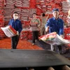 Công nhân Công ty Cổ phần Supe Phốt phát và Hóa chất Lâm Thao vận chuyển sản phẩm lên băng chuyền cấp bán cho khách hàng. (Ảnh: Trung Kiên/TTXVN)