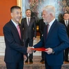 Đại sứ Dương Hoài Nam trình Thư ủy nhiệm của Chủ tịch nước Võ Văn Thưởng lên Tổng thống Cộng hòa Séc Petr Pavel. (Ảnh: TTXVN phát)