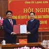 Ông Hoàng Văn Nghiệm, Phó Bí thư Thường trực Tỉnh ủy, Trưởng Đoàn đại biểu Quốc hội tỉnh, trao Quyết định của Ban Thường vụ Tỉnh ủy về điều động, bổ nhiệm cán bộ cho tân Phó trưởng Ban Nội chính Tỉnh ủy. (Nguồn: Báo Lạng Sơn)