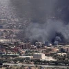 Khói bốc lên sau các cuộc giao tranh tại Khartoum, Sudan. (Ảnh: AFP/TTXVN)