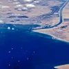 Tàu thuyền xếp hàng chờ đi qua kênh đào Suez, Ai Cập. (Ảnh: AFP/TTXVN)