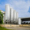 Khói thải từ nhà máy sữa tươi sạch TH đã được lọc 99% bụi tro, được đánh giá sạch hơn khói đun từ bếp củi.