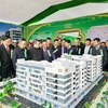 Lãnh đạo Bộ Xây dựng và thành phố Hà Nội thăm quan mô hình dự án Khu đô thị mới Thanh Lâm - Đại Thịnh 2. (Nguồn: Bộ Xây dựng)