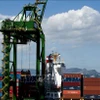 Container hàng hóa được bốc dỡ tại cảng ở Rio de Janiero, Brazil. (Ảnh tư liệu: AFP/TTXVN) 