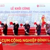 Các đại biểu thực hiện nghi lễ khởi công dự án Cụm công nghiệp Đình Lập. (Ảnh: Quang Duy/TTXVN)