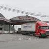 Phương tiện chở hàng xuất khẩu di chuyển ra khu vực chờ thông quan tại cửa khẩu Tân Thanh (Lạng Sơn). (Nguồn: TTXVN)