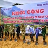 Đại biểu và nhân dân thực hiện nghi thức động thổ. (Ảnh: TTXVN)