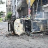 Phương tiện bị đốt cháy trong cuộc biểu tình tại Dhaka, Bangladesh, ngày 18/7/2024. (Ảnh: Getty Images/ TTXVN) 