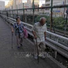 Người cao tuổi đi bộ trên đường phố tại Tokyo, Nhật Bản ngày 18/9/2023. (Ảnh: THX/TTXVN)