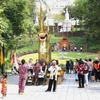 Người dân Campuchia tham quan, chụp ảnh lưu niệm tại thắng cảnh Wat Phnom (Thủ đô Phnom Penh) trước thềm Tết cổ truyền Choul Chnam Thmey 2024. (Ảnh: Hoàng Minh/TTXVN)
