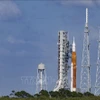 Tên lửa SLS, mang theo tàu thám hiểm Mặt Trăng thực hiện sứ mệnh Artemis I, được đặt vào bệ phóng tại Trung tâm Vũ trụ Kennedy, bang Florida, Mỹ ngày 24/9/2022. (Ảnh minh họa: AFP/TTXVN)