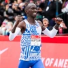 VĐV người Kenya lập kỷ lục thế giới mới trên đường chạy marathon