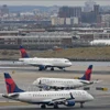 Máy bay của Hãng Delta tại sân bay LaGuardia ở New York (Mỹ). (Ảnh: AFP/TTXVN) 