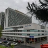 Bệnh viện Banska Bystrica, nơi Thủ tướng Slovakia Robert Fico được điều trị sau khi bị bắn, ngày 17/5/2024. (Ảnh: AFP/TTXVN)