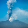 Núi lửa Etna ở Sicily, Italy phun tro bụi, ngày 4/3/2021. (Ảnh: AFP/TTXVN) 