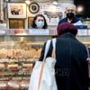 Người dân mua sắm tại một chợ ở Washington, DC, Mỹ, ngày 8/2/2022. (Ảnh: AFP/TTXVN)