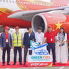 Nghi thức bắt đầu tra nạp cho chuyến bay đầu tiên sử dụng nhiên liệu hàng không bền vững SAF tại Việt Nam với sự tham dự của Cục trưởng Cục Hàng không Đinh Việt Thắng, lãnh đạo các cơ quan, doanh nghiệp, Vietjet và Petrolimex Aviation. (Nguồn: Vietnam+)