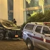 Xe cảnh sát bên ngoài khách sạn phát hiện vụ việc. (Ảnh: Thai Enquirer.)
