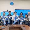 Ông Trần Công Quỳnh Lân, Phó Tổng Giám đốc Vietinbank, ông Jack Nguyễn, Phó Chủ tịch Tăng trưởng khu vực Đông Nam Á Insider, ông Nguyễn Bá Chiến, Tổng Giám đốc DTSVN Vietnam chụp ảnh cùng đội ngũ triển khai dự án. (Nguồn: Vietnam+)