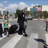 Người dân Israel sơ tán khỏi thành phố miền Nam Sderot, trong bối cảnh xung đột leo thang tại Dải Gaza, ngày 8/10/2023. (Ảnh: AFP/TTXVN)