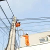 Cán bộ, công nhân ngành điện không ngại vất vả, nắng nóng khắc phục hệ thống điện cho người dân. (Ảnh: Thanh Vân/TTXVN)