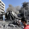 Những tòa nhà bị phá hủy sau các cuộc không kích của Israel xuống thành phố Gaza. (Ảnh: THX/TTXVN)