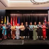 Các trưởng/phó trưởng cơ quan đại diện ASEAN tại Canberra cùng phu nhân, phu quân. (Ảnh: TTXVN phát)