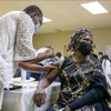 Nhân viên y tế tiêm vaccine phòng COVID-19 cho người dân tại Johannesburg, Nam Phi. (Ảnh: THX/TTXVN)