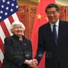 Bộ trưởng Tài chính Mỹ Janet Yellen (trái) hội kiến Phó Thủ tướng Trung Quốc Hà Lập Phong tại Quảng Châu, tỉnh Quảng Đông ngày 5/4/2024. (Ảnh: AFP/TTXVN)