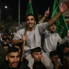 Các tù nhân Palestine được phóng thích từ các nhà tù của Israel ngày 26/11/2023. (Ảnh: AFP/TTXVN)