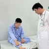 Nam bệnh nhân điều trị tại Bệnh viện Bệnh Nhiệt đới Trung ương. (Nguồn: Công An Nhân dân)