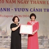 Chủ tịch Hội Phụ nữ Việt Nam tại Hungary, Tiến sỹ Phan Bích Thiện vinh dự nhận Bằng khen của Bộ trưởng Bộ Ngoại giao Việt Nam. (Ảnh: TTXVN)