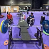VĐV Đặng Thị Linh Phượng (áo đỏ) tập luyện tại nhà tập môn cử tạ trong làng Vận động viên Paralympic. (Ảnh: TTXVN phát) 