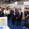 Lãnh đạo tỉnh Bình Dương và các quan khách tham quan các triển lãm. (Ảnh: Huyền Trang/TTXVN)