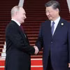 Chủ tịch Trung Quốc Tập Cận Bình (phải) đón Tổng thống Nga Vladimir Putin tới tham dự Diễn đàn cấp cao “Vành đai và Con đường” lần thứ ba tại Bắc Kinh. (Ảnh: AFP/TTXVN) 