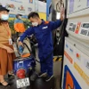 Mua bán xăng dầu tại một điểm kinh doanh xăng dầu trên địa bàn Hà Nội. (Ảnh: Trần Việt/TTXVN)