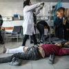 Điều trị cho người bị thương trong vụ tấn công của lực lượng Israel nhằm vào người dân Palestine chờ nhận hàng viện trợ nhân đạo tại thành phố Gaza, ở bệnh viện Kamal Edwan, ngày 29/2/2024. (Ảnh: AFP/TTXVN) 