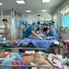 Các bệnh nhân đang cấp cứu tại Bệnh viện đa khoa Thống Nhất. (Ảnh: Sỹ Tuyên/TTXVN)