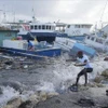 Tàu đánh cá bị phá hủy do bão Beryl ở Bridgetown, Barbados ngày 1/7/2024. (Ảnh: AP/TTXVN) 