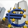 Biểu tượng đồng euro ở phía trước trụ sở Ngân hàng trung ương châu Âu tại Frankfurt am Main, Đức. (Ảnh: AFP/TTXVN)