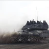 Xe quân sự Israel di chuyển gần biên giới với Dải Gaza. (Ảnh: THX/TTXVN) 