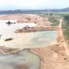 Một khúc sông Con (Nghệ An) có nhiều mỏ khai thác cát sỏi. (Ảnh: Đ.T). 