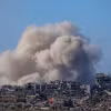 Khói bốc lên sau cuộc không kích của Israel xuống Dải Gaza. (Ảnh: AFP/TTXVN)