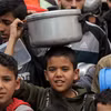 Trẻ em chờ được phát thực phẩm cứu trợ tại Rafah, Dải Gaza, ngày 19/11/2023. (Ảnh: THX/TTXVN)