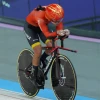 VĐV Wang Xiaomei của Trung Quốc giành HCV nội dung xe đạp lòng chảo rượt đuổi 3000m cá nhân nữ hạng C1–3 tại Paralympic Paris 2024, Pháp, ngày 29/8/2024. (Ảnh: THX/TTXVN)