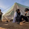 Nhân viên y tế khám cho một em nhỏ tại bệnh viện dã chiến ở thành phố Rafah, miền Nam Dải Gaza, ngày 8/1/2024. (Ảnh: THX/TTXVN)