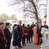 Lễ đặt hoa tưởng niệm 50 năm các nhà báo Algeria hy sinh ở Việt Nam trên đường Nhà báo Việt Nam, phường Bir Mourad Raïs, thủ đô Algiers. (Ảnh: TTXVN phát)