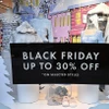 Một cửa hàng treo biển giảm giá dịp Black Friday. (Ảnh: AFP/TTXVN)